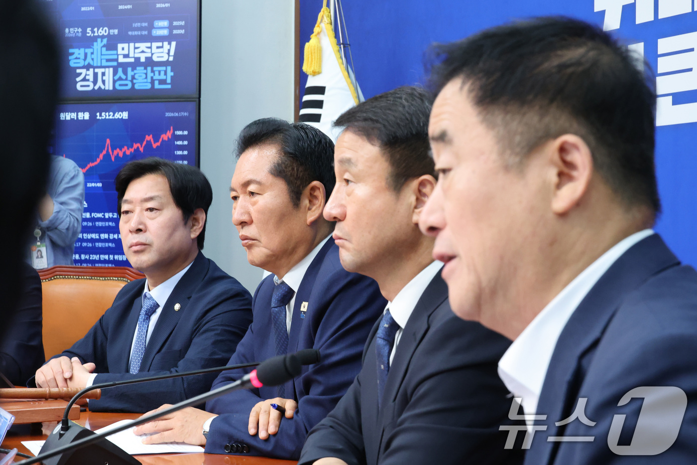(서울=뉴스1) 신웅수 기자 = 정청래 더불어민주당 대표가 17일 서울 여의도 국회에서 열린 최고위원회의에서 강득구 최고위원의 발언을 듣고 있다. 2026.6.17/뉴스1