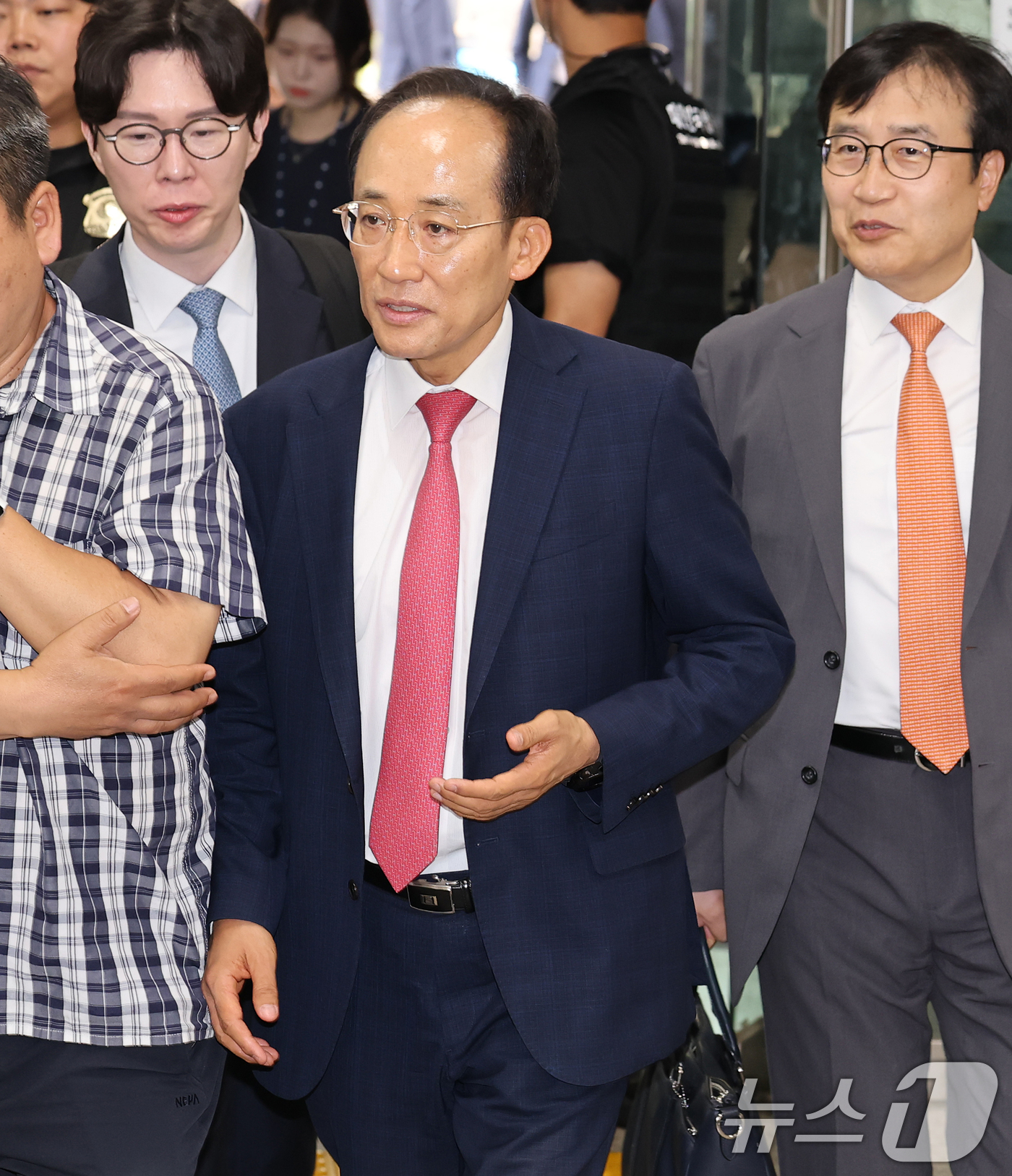 (서울=뉴스1) 오대일 기자 = 추경호 대구시장 당선인이 17일 서울 서초구 서울중앙지방법원에서 열린 내란중요임무종사 혐의 사건 공판에 출석하고 있다.비상계엄 당시 국민의힘 원내대 …