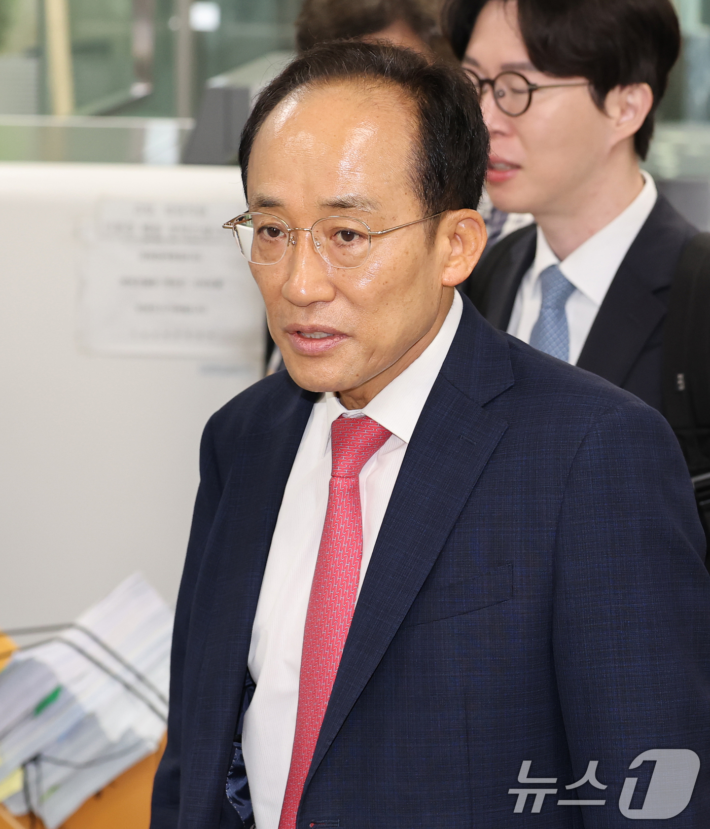 (서울=뉴스1) 오대일 기자 = 추경호 대구시장 당선인이 17일 서울 서초구 서울중앙지방법원에서 열린 내란중요임무종사 혐의 사건 공판에 출석하고 있다.비상계엄 당시 국민의힘 원내대 …