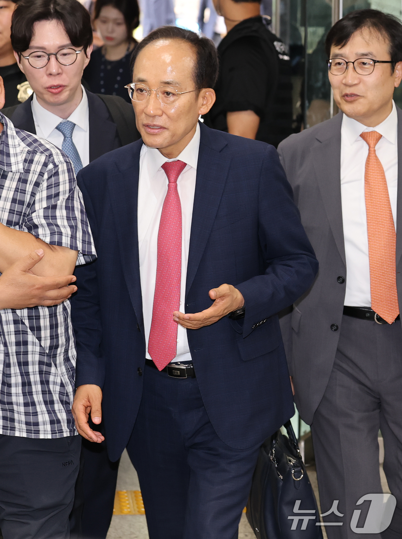 (서울=뉴스1) 오대일 기자 = 추경호 대구시장 당선인이 17일 서울 서초구 서울중앙지방법원에서 열린 내란중요임무종사 혐의 사건 공판에 출석하고 있다.비상계엄 당시 국민의힘 원내대 …