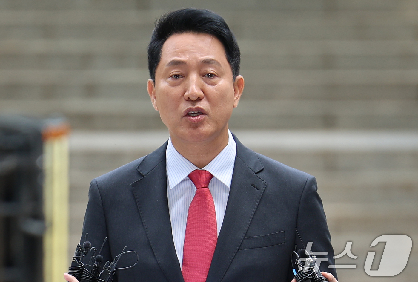 (서울=뉴스1) 오대일 기자 = 오세훈 서울시장이 17일 서울 서초구 서울중앙지방법원에서 열린 여론조사비 대납 의혹 관련 결심 공판에 출석하며 입장을 밝히고 있다.오 시장은 지난 …
