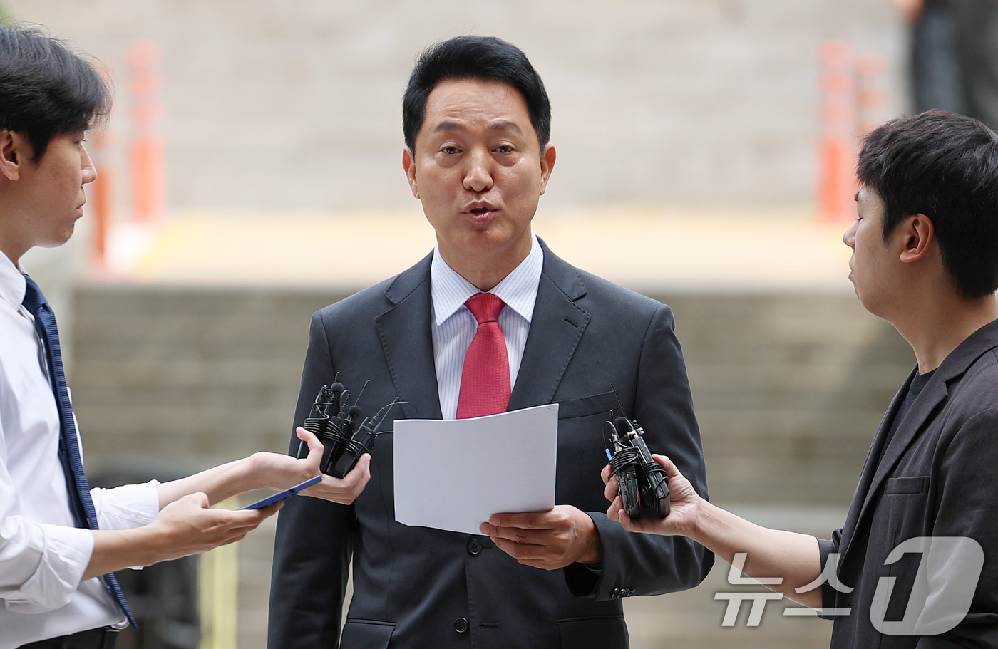 (서울=뉴스1) 오대일 기자 = 오세훈 서울시장이 17일 서울 서초구 서울중앙지방법원에서 열린 여론조사비 대납 의혹 관련 결심 공판에 출석하며 입장을 밝히고 있다.오 시장은 지난 …