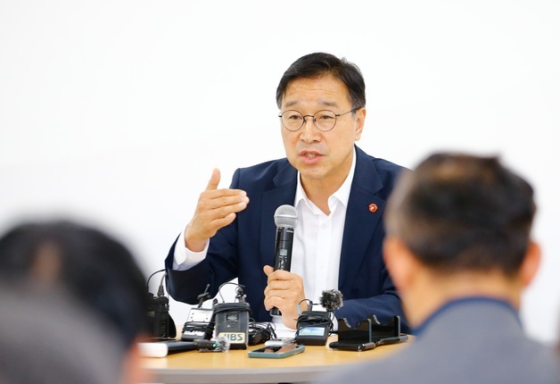 위성곤 "지방채 없이 3000억 추경…제2공항 2027년 중 정리"
