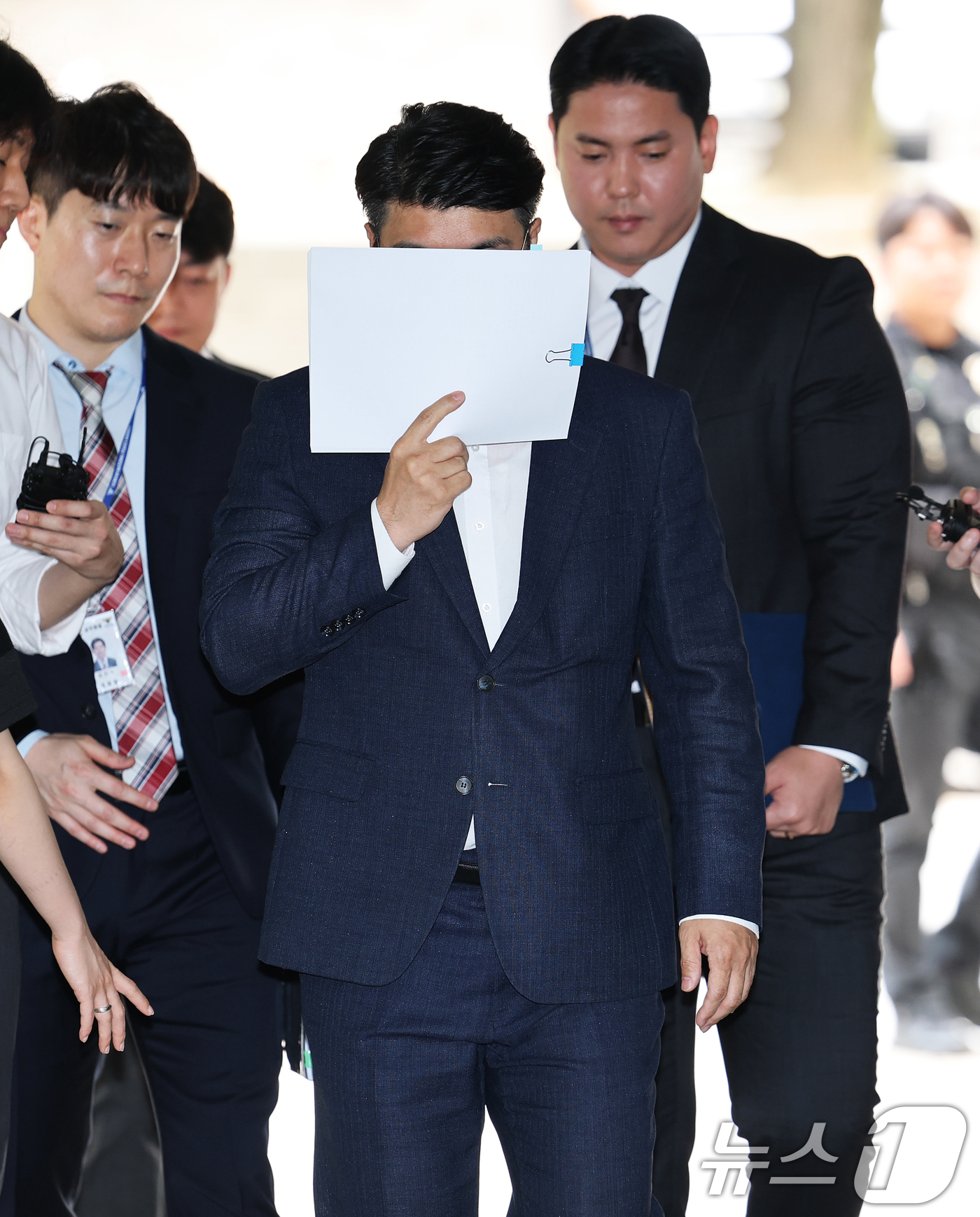 (서울=뉴스1) 오대일 기자 = 신도들을 국민의힘에 집단 입당시켰다는 의혹을 받는 신천지 전 요한지파 총무 홍 모씨가 17일 서울 서초구 서울중앙지방법원에서 열린 구속 전 피의자 …