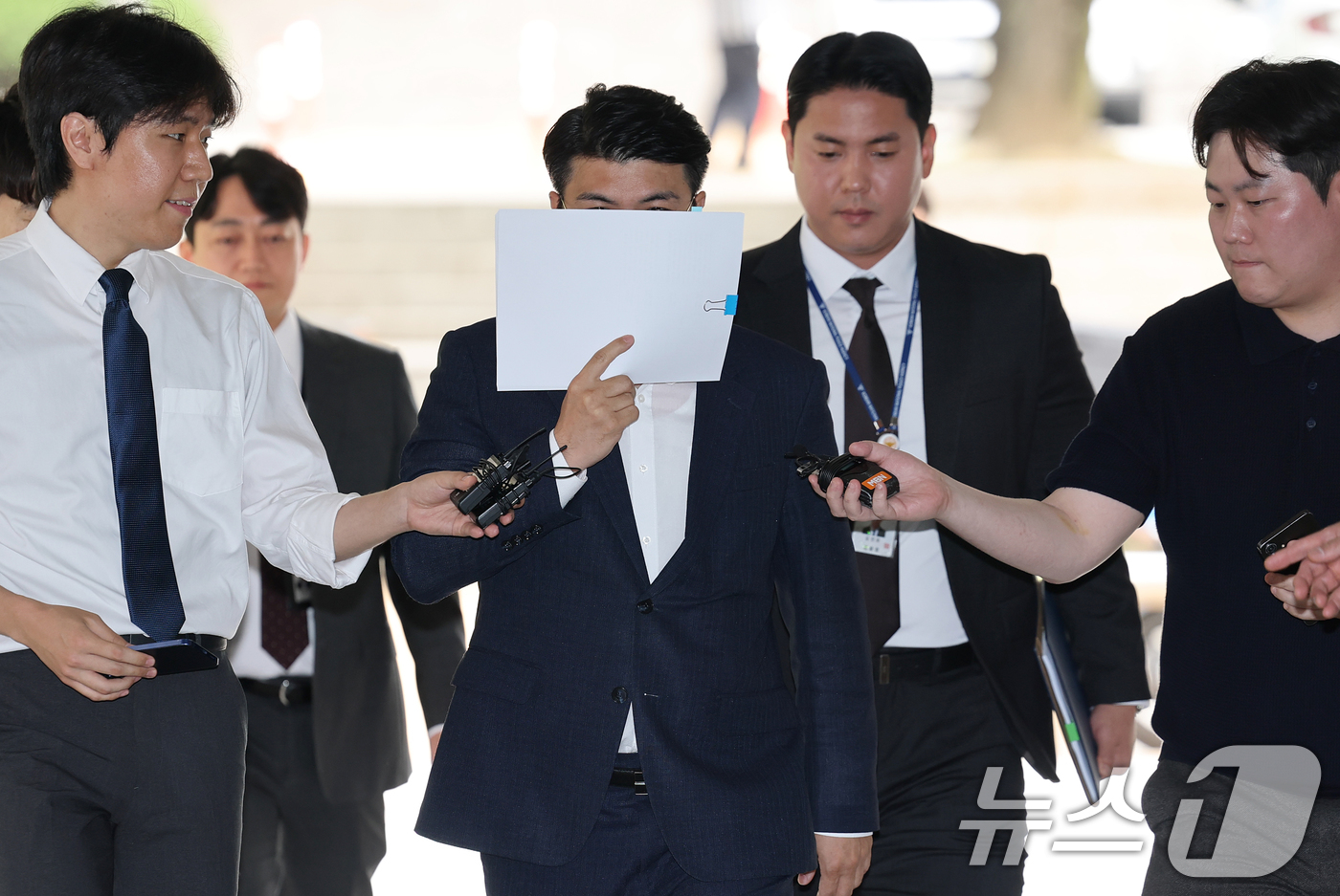 (서울=뉴스1) 오대일 기자 = 신도들을 국민의힘에 집단 입당시켰다는 의혹을 받는 신천지 전 요한지파 총무 홍 모씨가 17일 서울 서초구 서울중앙지방법원에서 열린 구속 전 피의자 …