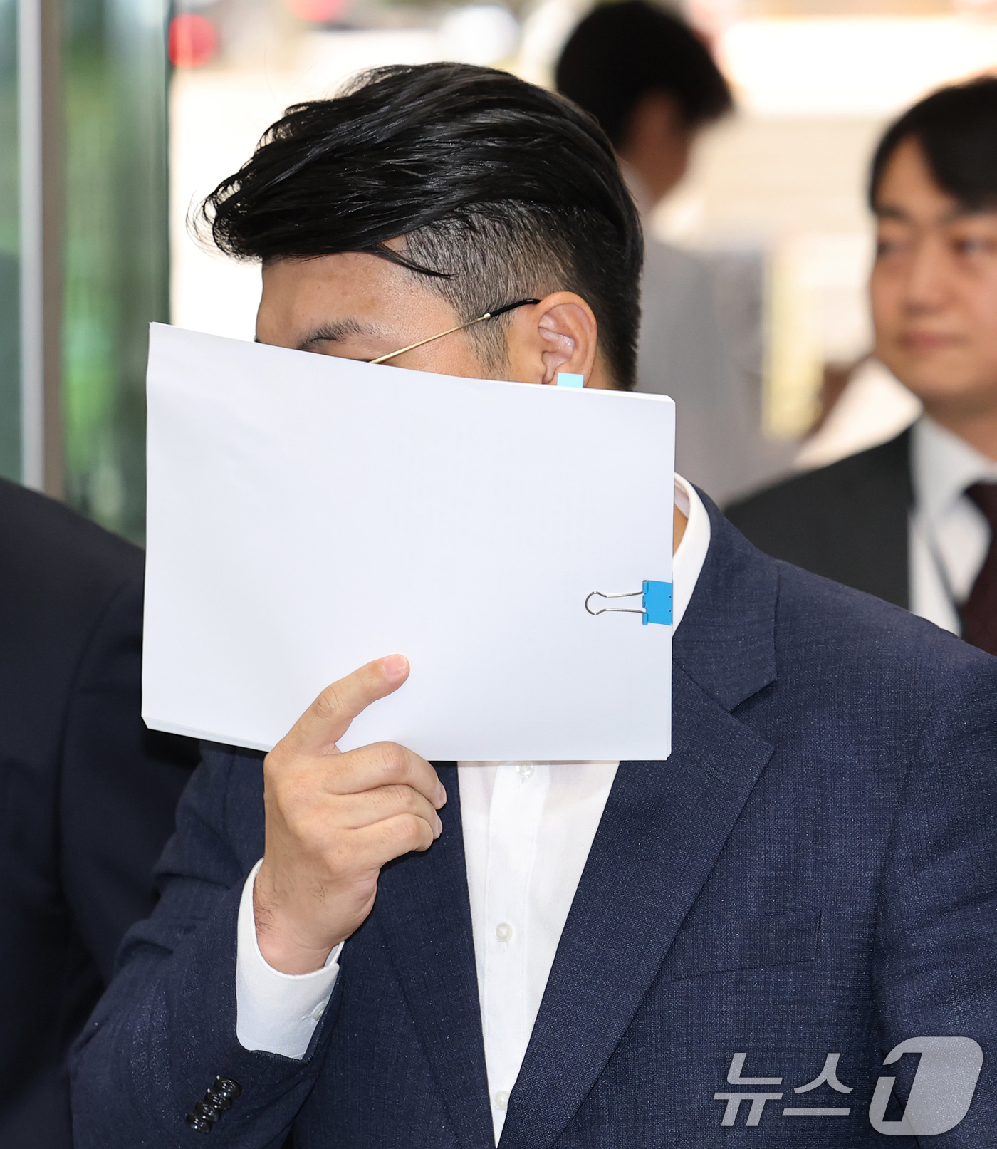 (서울=뉴스1) 오대일 기자 = 신도들을 국민의힘에 집단 입당시켰다는 의혹을 받는 신천지 전 요한지파 총무 홍 모씨가 17일 서울 서초구 서울중앙지방법원에서 열린 구속 전 피의자 …