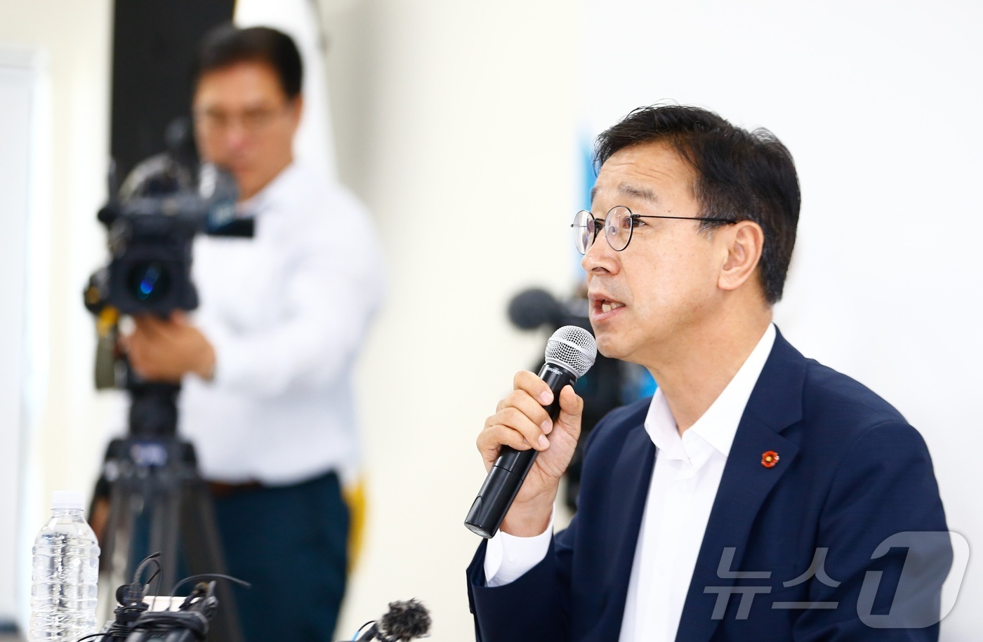 (제주=뉴스1) 강승남 기자 = 위성곤 제주도지사 당선인이 17일 제주시 오라동 소재 제40대 제주도지사직 인수위원회 사무실에서 기자간담회를 갖고 있다. 2026.6.17/뉴스1