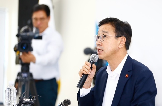 답변하는 위성곤 제주지사 당선인