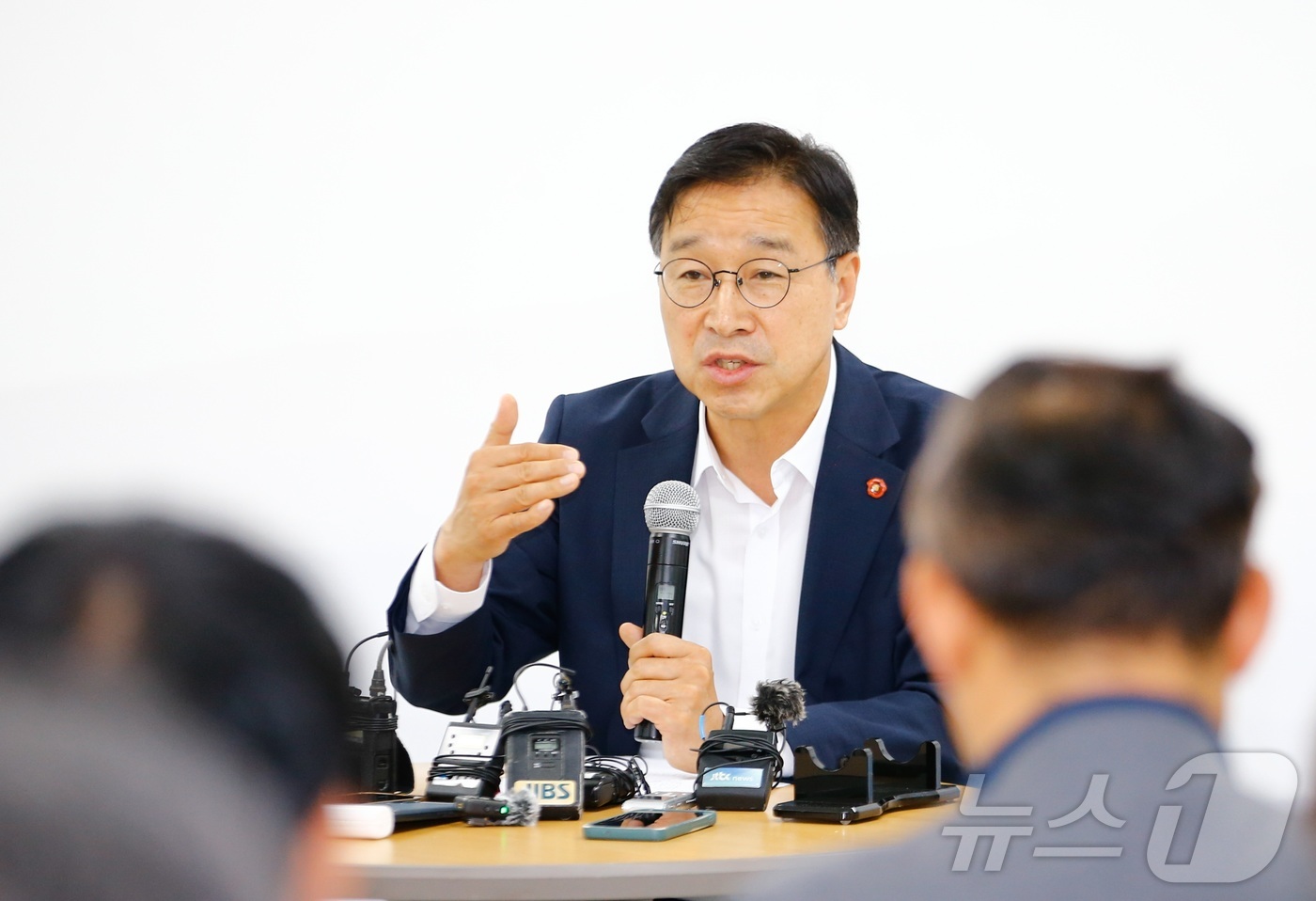 (제주=뉴스1) 강승남 기자 = 위성곤 제주도지사 당선인이 17일 제주시 오라동 소재 제40대 제주도지사직 인수위원회 사무실에서 기자간담회를 갖고 있다. 2026.6.17/뉴스 2 …