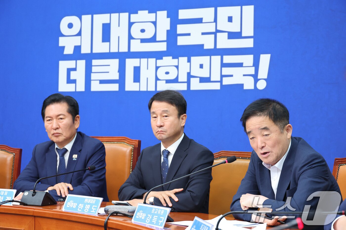 본문 이미지 - 강득구 더불어민주당 최고위원이 17일 서울 여의도 국회에서 열린 최고위원회의에서 발언하고 있다. 2026.6.17 ⓒ 뉴스1 신웅수 기자