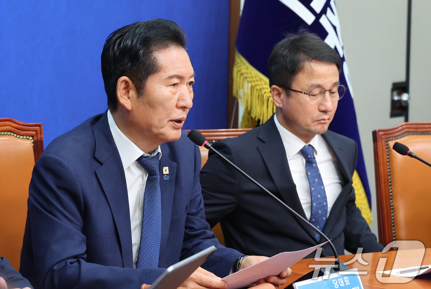 본문 이미지 - 정청래 더불어민주당 대표가 17일 서울 여의도 국회에서 열린 최고위원회의에서 발언하고 있다. 2026.6.17 ⓒ 뉴스1 신웅수 기자