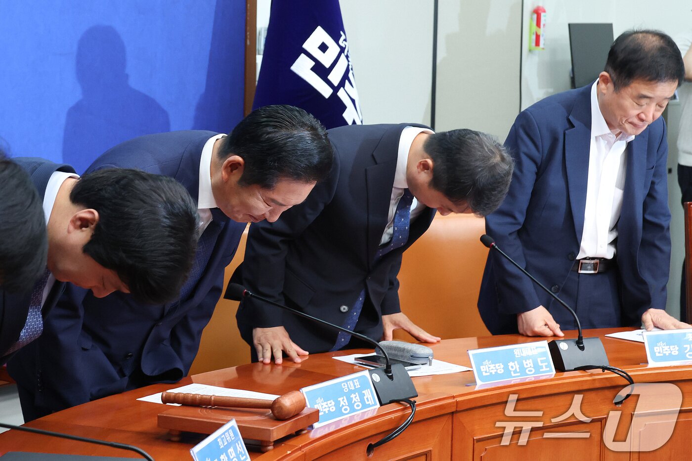 본문 이미지 - 정청래 더불어민주당 대표와 한병도 원내대표, 강득구 최고위원이 17일 서울 여의도 국회에서 열린 최고위원회의에서 인사하고 있다. 2026.6.17 ⓒ 뉴스1 신웅수 기자