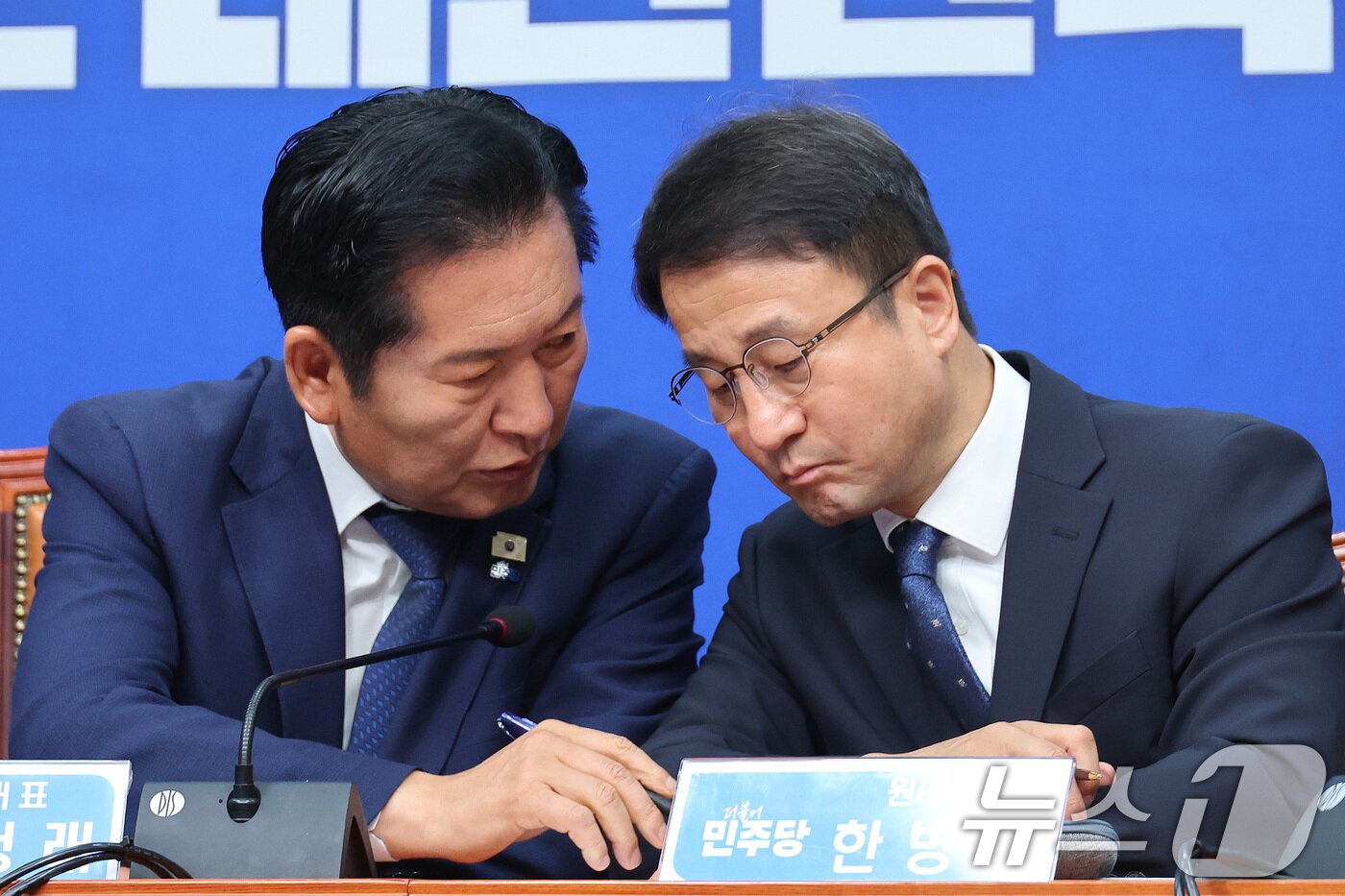 본문 이미지 - 정청래 더불어민주당 대표와 한병도 원내대표가 17일 서울 여의도 국회에서 열린 최고위원회의에서 대화하고 있다. 2026.6.17 ⓒ 뉴스1 신웅수 기자