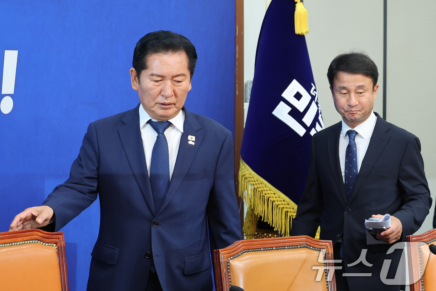 (서울=뉴스1) 신웅수 기자 = 정청래 더불어민주당 대표와 한병도 원내대표가 17일 서울 여의도 국회에서 열린 최고위원회의에 참석하고 있다. 2026.6.17/뉴스1