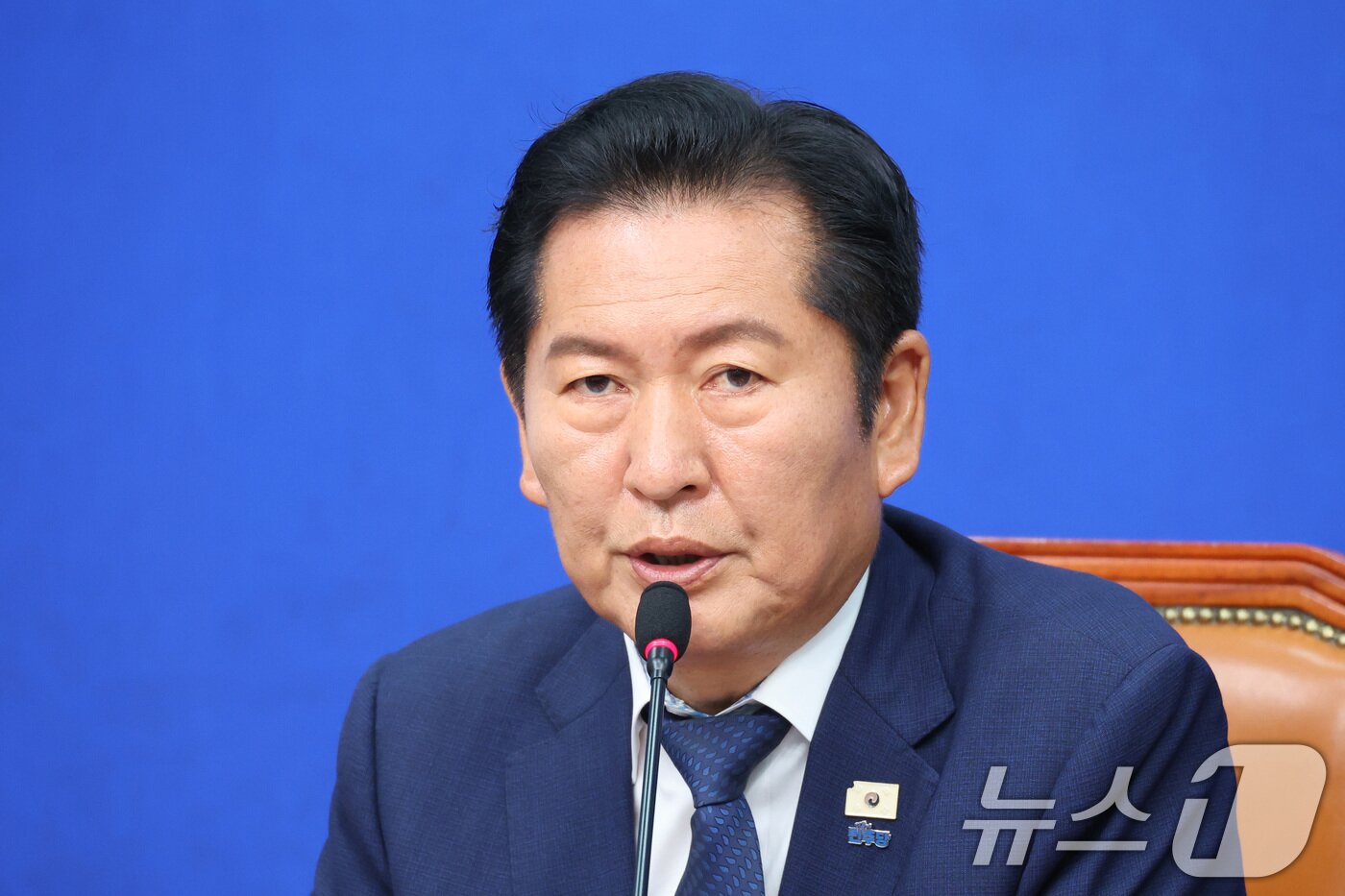 본문 이미지 - 정청래 더불어민주당 대표가 17일 서울 여의도 국회에서 열린 최고위원회의에서 발언하고 있다. 2026.6.17 ⓒ 뉴스1 신웅수 기자