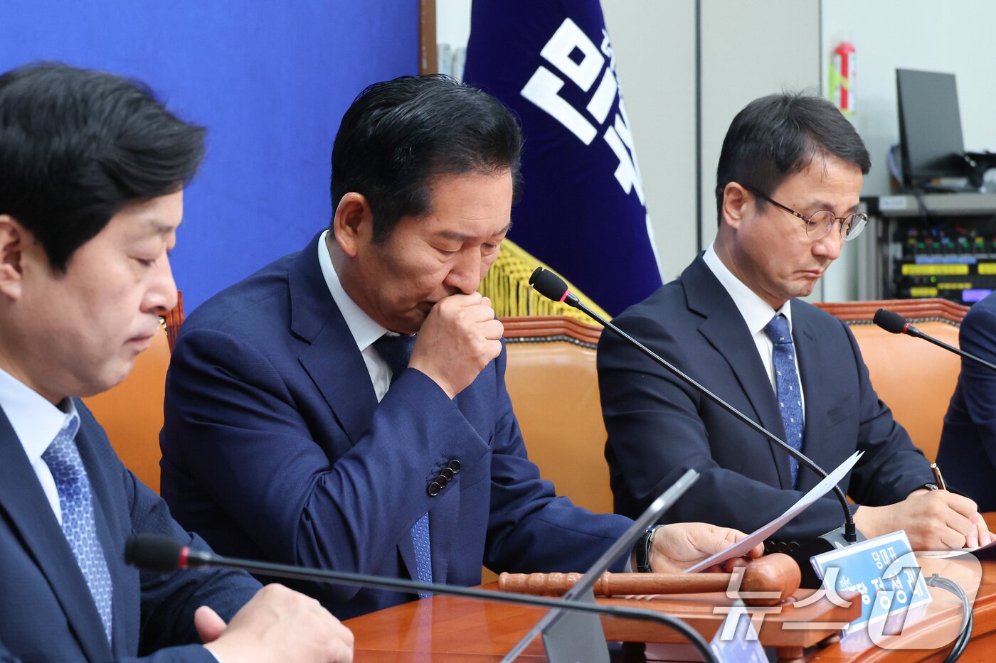 본문 이미지 - 정청래 더불어민주당 대표가 17일 서울 여의도 국회에서 열린 최고위원회의에 자리하고 있다. 2026.6.17 ⓒ 뉴스1 신웅수 기자