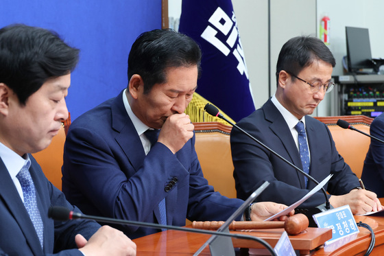 헛기침하는 정청래 대표