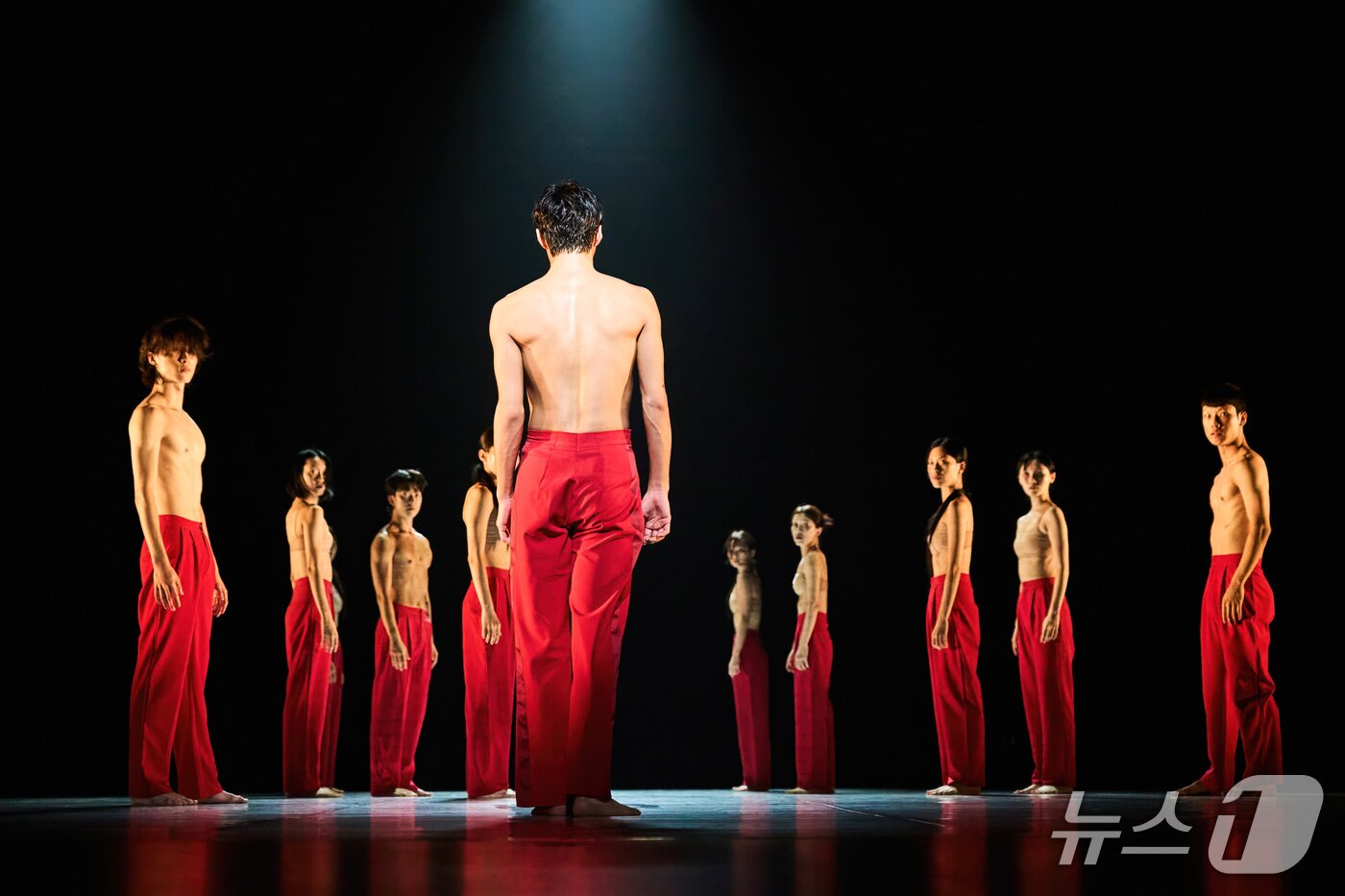 본문 이미지 - 현대무용 단체 로댄스프로젝트가 신작 '사물의 가치'를 오는 7월 11일과 12일 서울 아르코예술극장 소극장에서 선보인다. 작품은 기술이 인간의 노동과 감각, 사고까지 대행하는 시대에 몸이 지닌 인간다움의 가치를 묻는다. '사물의 가치'는 로댄스프로젝트가 3년 만에 내놓