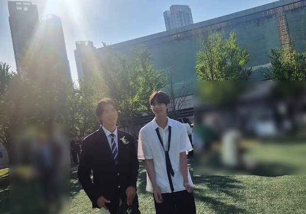류진 아들 찬형, 동생 찬호와 졸업식 투샷…모델급 피지컬 '훈훈' [N샷]