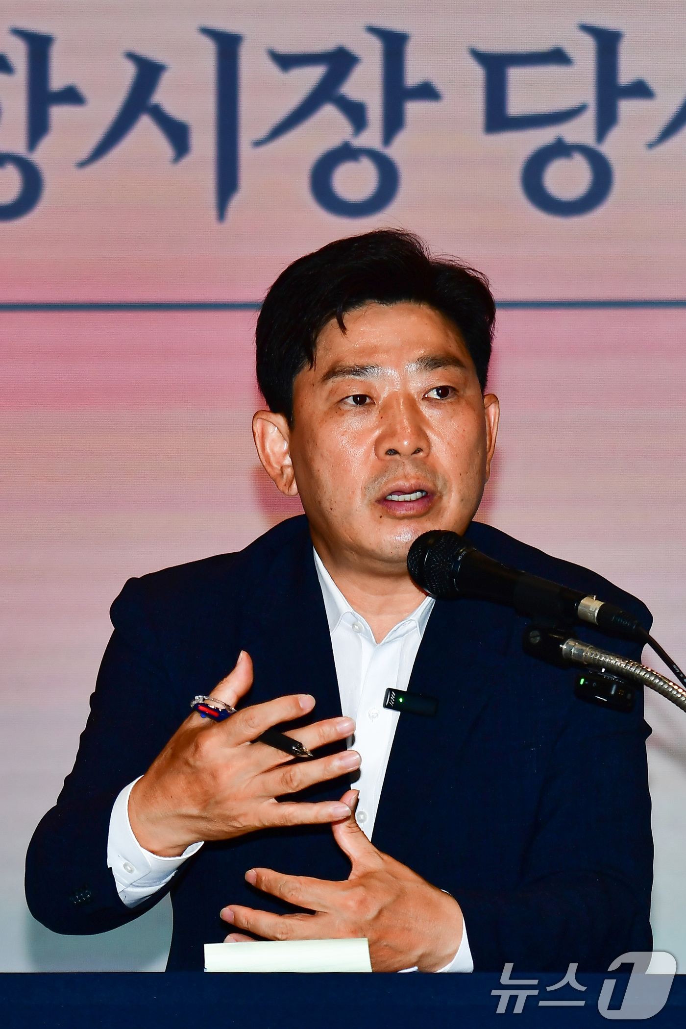 (포항=뉴스1) 최창호 기자 = 박용선 경북 포항시장 당선인이 17일 오전 포항첨단해양R&D센터에 있는 인수위 사무실에서 기자간담회를 진행하고 있다.박 당선인은 "민생경제와 철강경 …