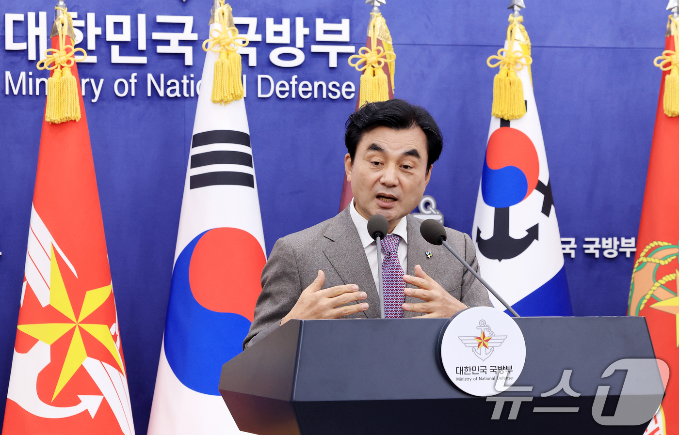(서울=뉴스1) 이호윤 기자 = 안규백 국방부 장관이 17일 서울 용산구 국방부 브리핑실에서 군사시설 규제개선 정책을 발표하고 있다. 2026.6.17/뉴스1