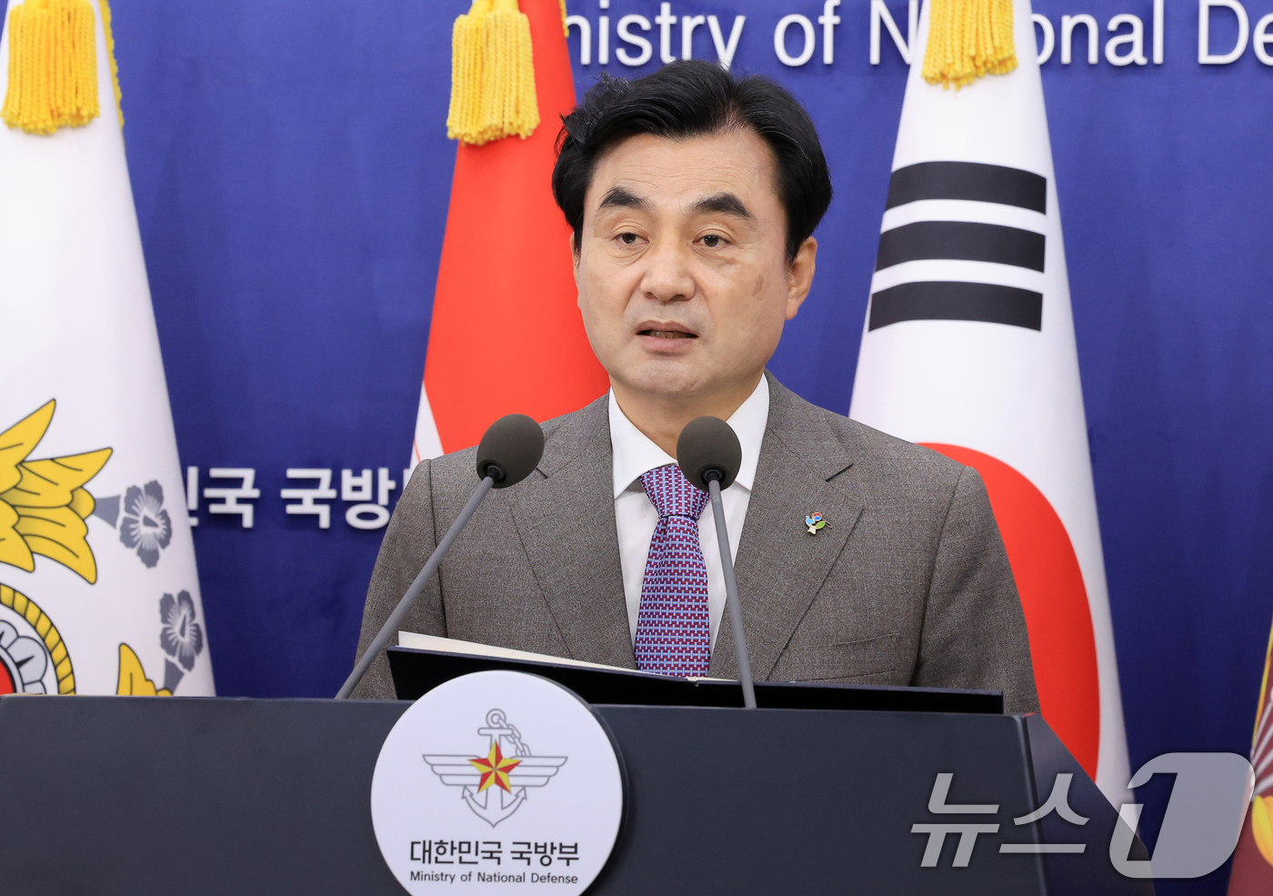 (서울=뉴스1) 이호윤 기자 = 안규백 국방부 장관이 17일 서울 용산구 국방부 브리핑실에서 군사시설 규제개선 정책을 발표하고 있다. 2026.6.17/뉴스1