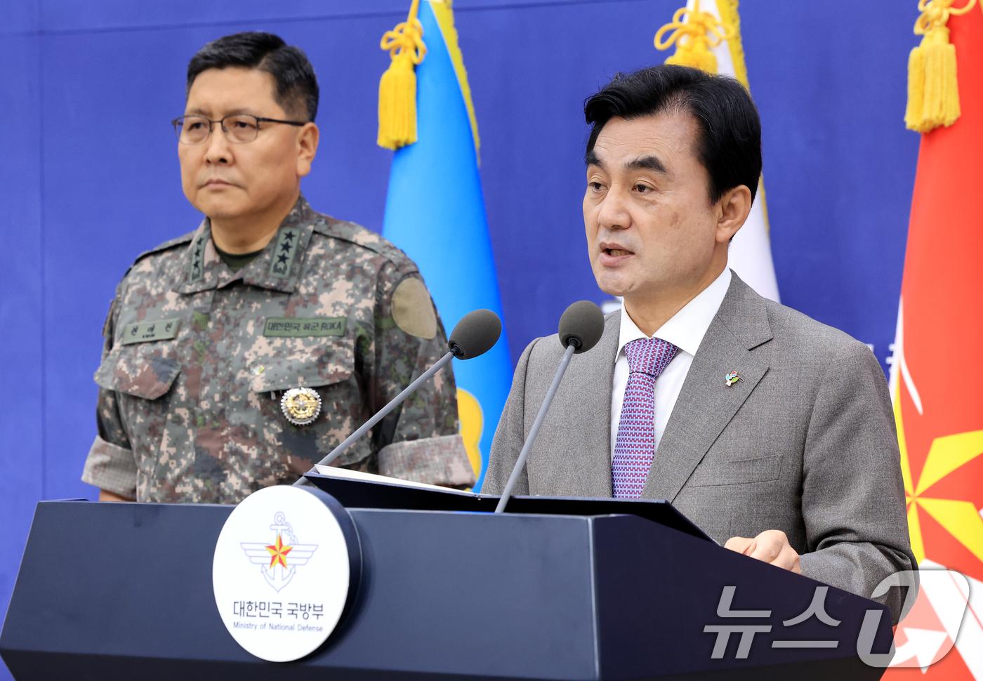 (서울=뉴스1) 이호윤 기자 = 안규백 국방부 장관이 17일 서울 용산구 국방부 브리핑실에서 군사시설 규제개선 정책을 발표하고 있다. 2026.6.17/뉴스1