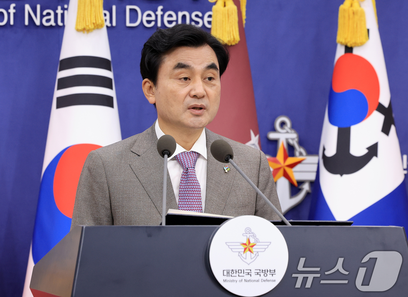 (서울=뉴스1) 이호윤 기자 = 안규백 국방부 장관이 17일 서울 용산구 국방부 브리핑실에서 군사시설 규제개선 정책을 발표하고 있다. 2026.6.17/뉴스1