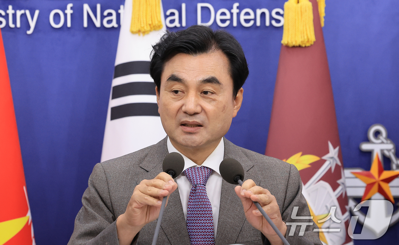 (서울=뉴스1) 이호윤 기자 = 안규백 국방부 장관이 17일 서울 용산구 국방부 브리핑실에서 군사시설 규제개선 정책을 발표하고 있다. 2026.6.17/뉴스1