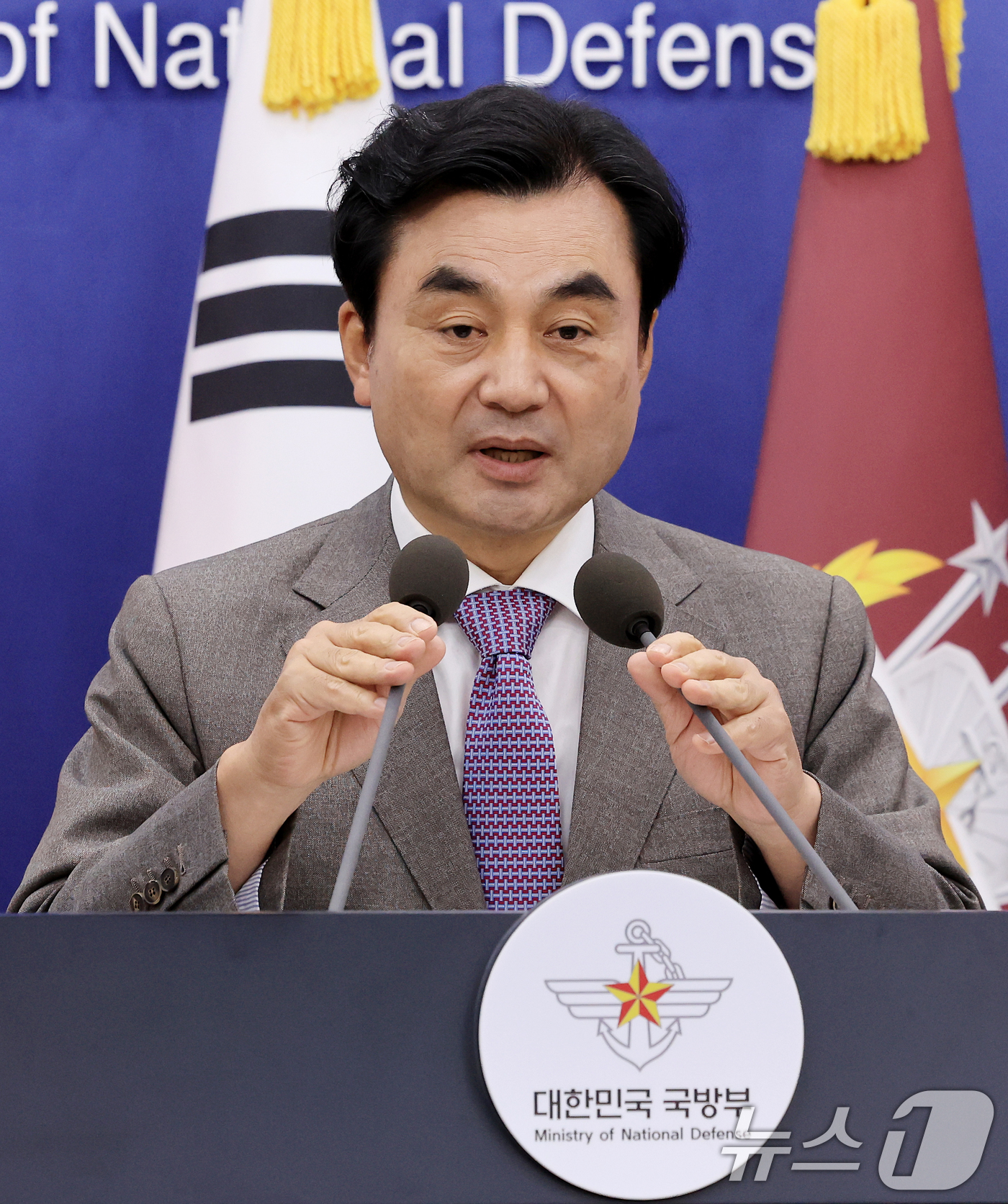 (서울=뉴스1) 이호윤 기자 = 안규백 국방부 장관이 17일 서울 용산구 국방부 브리핑실에서 군사시설 규제개선 정책을 발표하고 있다. 2026.6.17/뉴스1