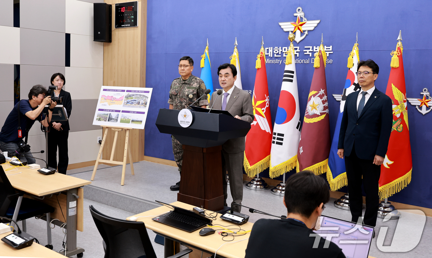 (서울=뉴스1) 이호윤 기자 = 안규백 국방부 장관이 17일 서울 용산구 국방부 브리핑실에서 군사시설 규제개선 정책을 발표하고 있다. 2026.6.17/뉴스1