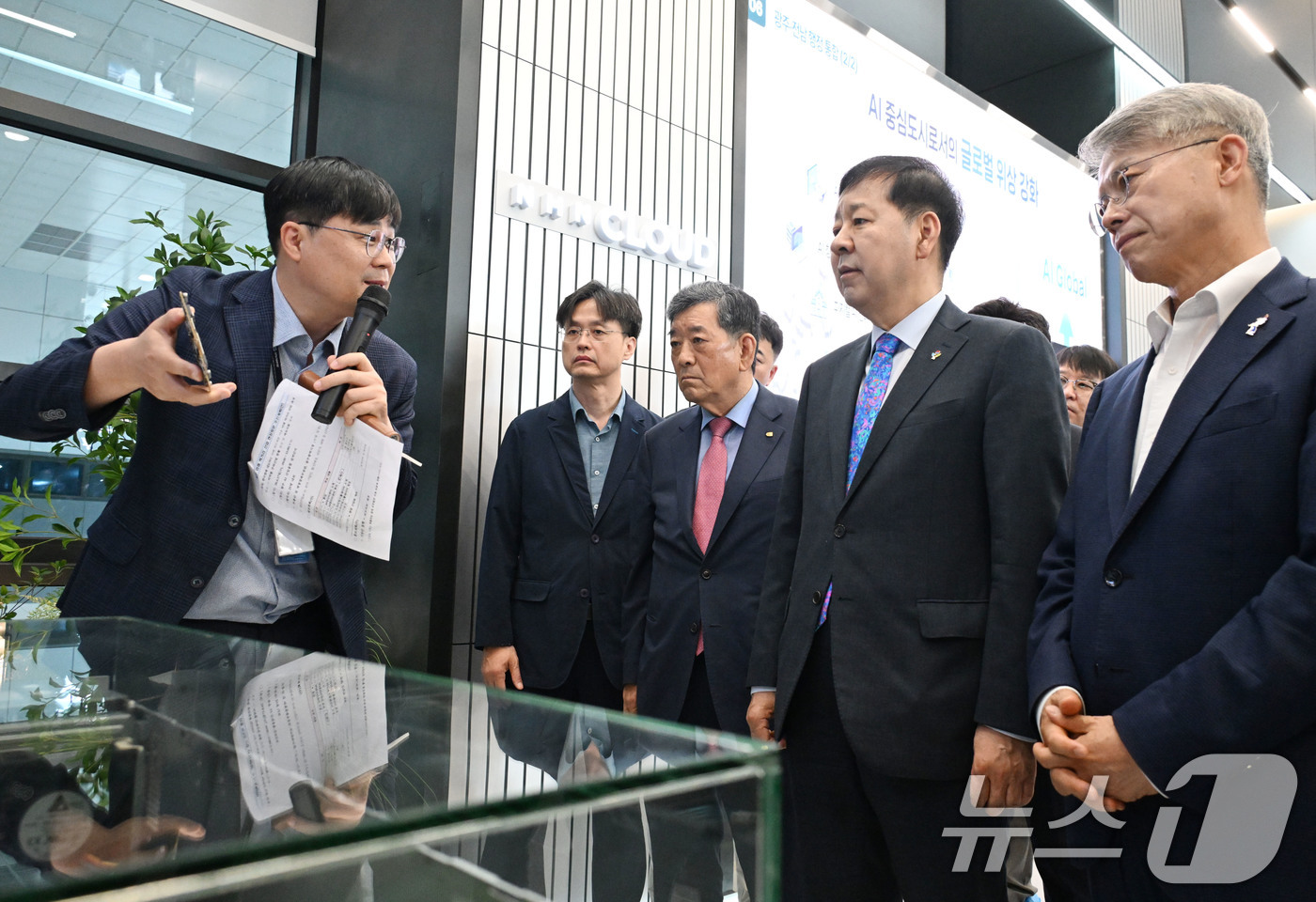 (서울=뉴스1) = 구윤철 부총리 겸 재정경제부 장관이 17일 광주 AI 산업융합집적단지를 방문, 홍보관에서 관계자로부터 AI 데이터센터 현황 설명을 듣고 있다. (재정경제부 제공 …