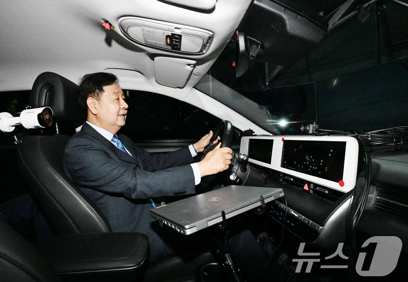 (서울=뉴스1) = 구윤철 부총리 겸 재정경제부 장관이 17일 광주 AI 산업융합집적단지를 방문, 드라이빙 시물레이터를 시연하고 있다. (재정경제부 제공. 재판매 및 DB금지) 2 …