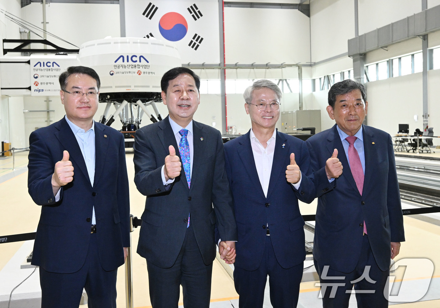 (서울=뉴스1) = 구윤철 부총리 겸 재정경제부 장관이 17일 광주 AI 산업융합집적단지를 방문, 드라이빙 시물레이터 시연 후 민형배 광주 전남 통합시장 당선인 등과 기념사진을 찍 …
