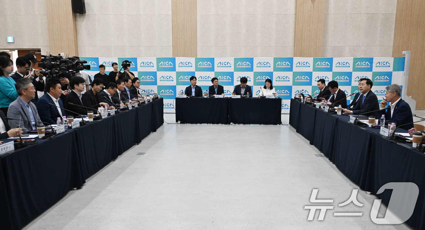 (서울=뉴스1) = 구윤철 부총리 겸 재정경제부 장관이 17일 광주 AI 산업융합집적단지에서 열린 '기업혁신 지원 민관협의체 4차회의'에서 모두발언을 하고 있다. (재정경제부 제공 …