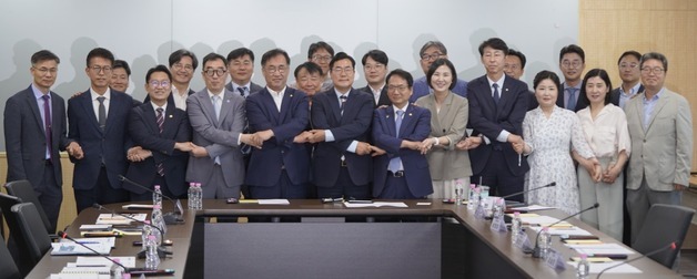 박찬대 인수위 첫 종합업무보고에 4개 실국 불참…맹성규 "협조 유감"