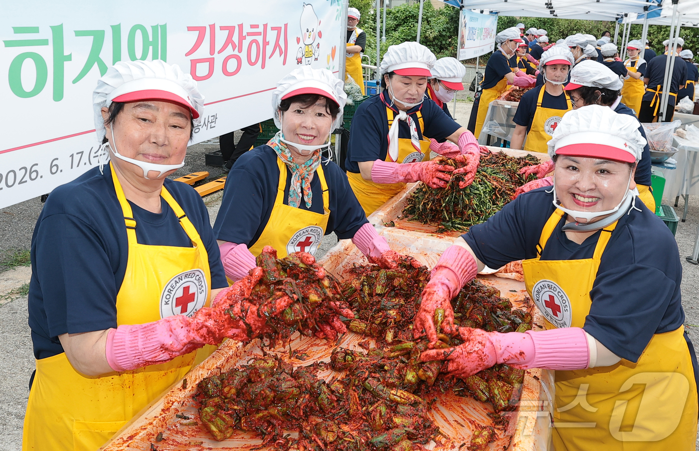 (서울=뉴스1) 권현진 기자 = 하지를 하루 앞둔 17일 서울 노원구 대한적십자사 북부봉사관에서 봉사자들이 무더운 여름 취약계층에게 전달할 열무김치와 오이소박이를 만들고 있다. 이 …