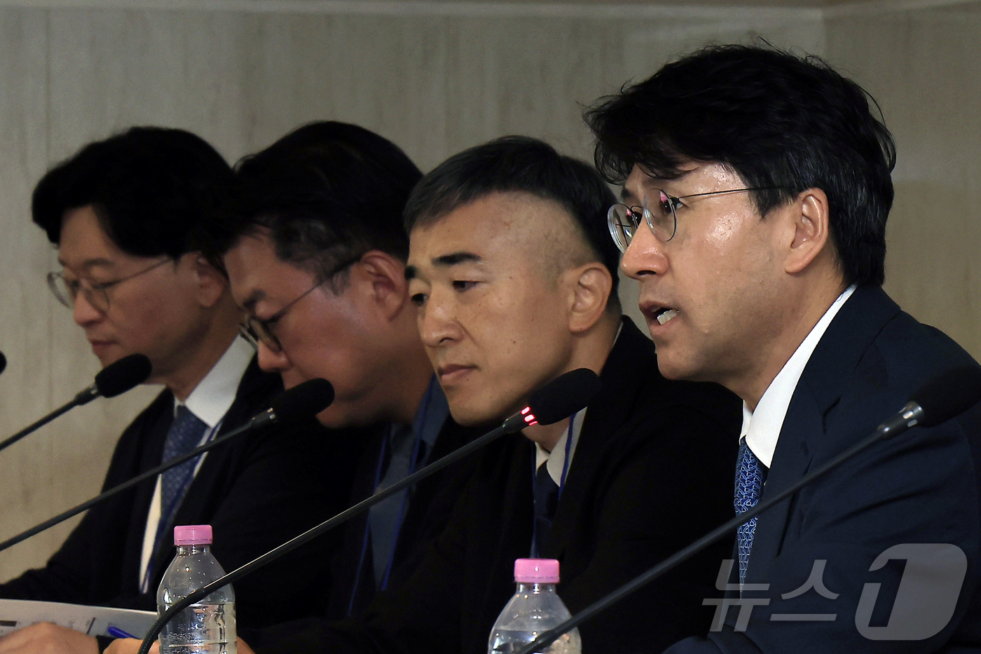 (서울=뉴스1) 박정호 기자 = 함명일 순천향대학교 의료과학대학 교수가 17일 오전 서울시 중구 을지로 프레지던트호텔 슈벨트홀에서 열린 건강보험 수가 구조 혁신방안 공청회에서 좌장 …