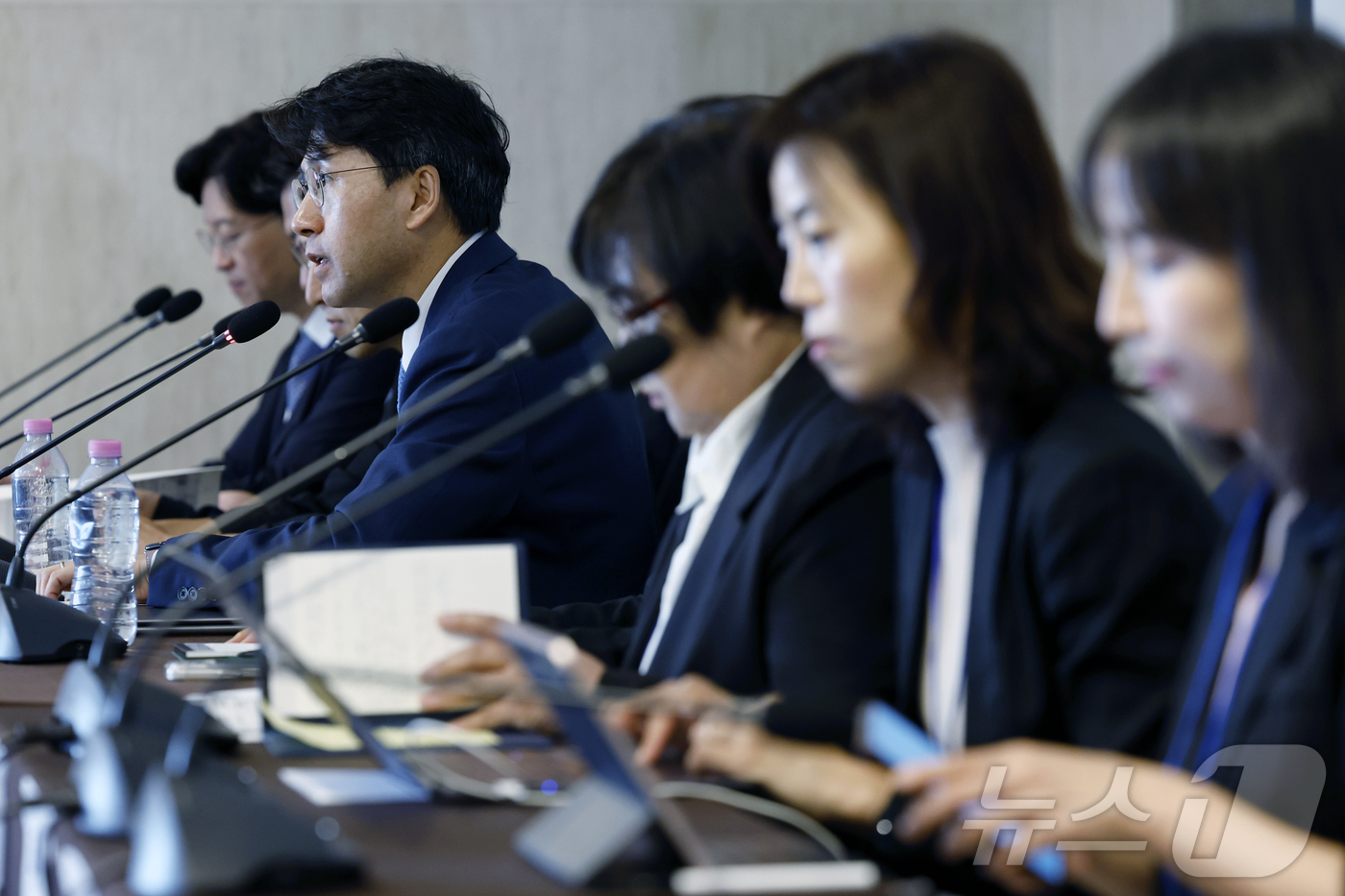(서울=뉴스1) 박정호 기자 = 함명일 순천향대학교 의료과학대학 교수가 17일 오전 서울시 중구 을지로 프레지던트호텔 슈벨트홀에서 열린 건강보험 수가 구조 혁신방안 공청회에서 좌장 …