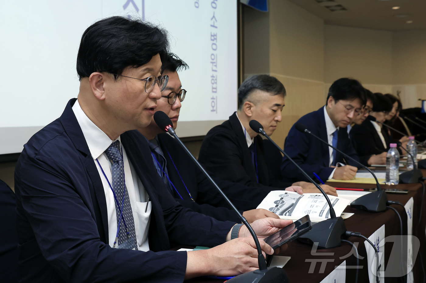(서울=뉴스1) 박정호 기자 = 박진식 대한중소병원협회 부회장이 17일 오전 서울시 중구 을지로 프레지던트호텔 슈벨트홀에서 열린 건강보험 수가 구조 혁신방안 공청회에서 패널토론을 …