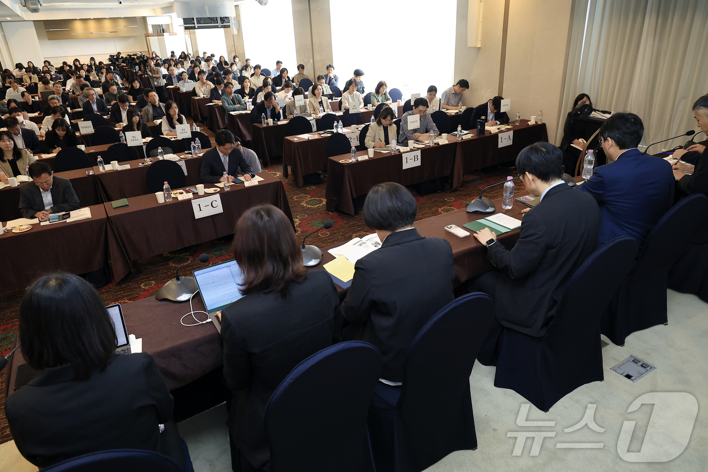 (서울=뉴스1) 박정호 기자 = 17일 오전 서울시 중구 을지로 프레지던트호텔 슈벨트홀에서 열린 건강보험 수가 구조 혁신방안 공청회에서 패널토론이 진행되고 있다.  2026.6.1 …