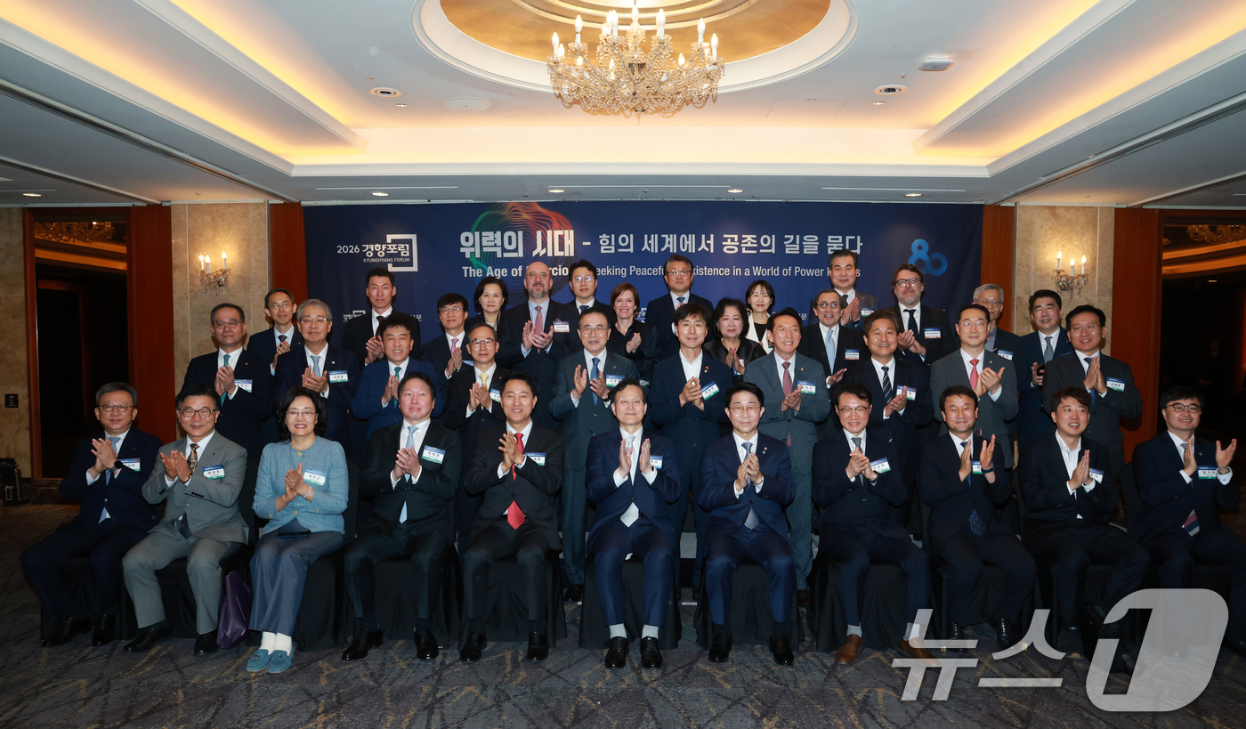 (서울=뉴스1) 신웅수 기자 = 조정식 국회의장과 오세훈 서울시장, 최태원 SK 회장 등이 17일 서울 중구 롯데호텔에서 열린 경향포럼에서 기념 촬영을 하고 있다. (경향신문 제공 …