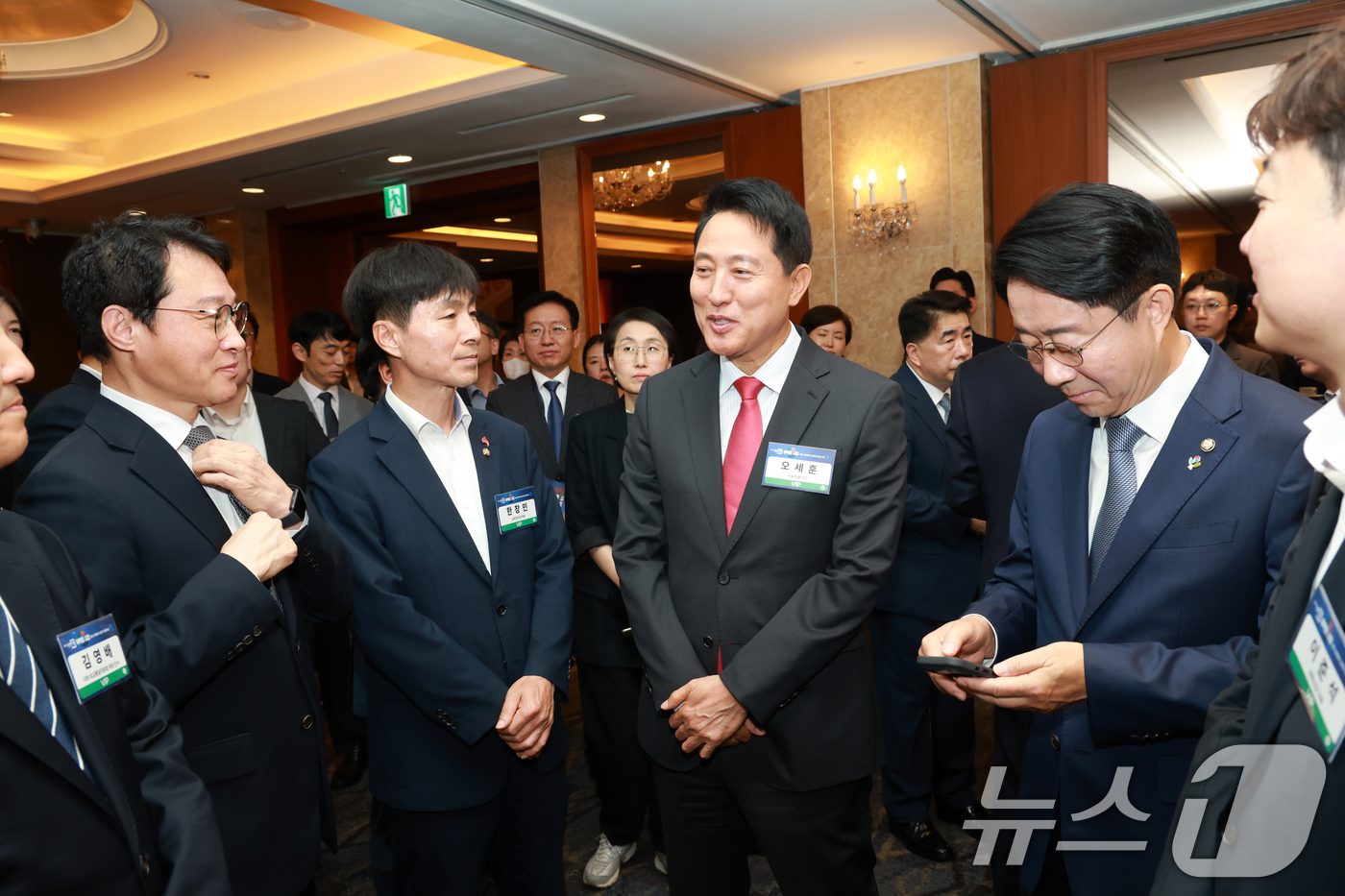 (서울=뉴스1) 신웅수 기자 = 오세훈 서울시장이 17일 서울 중구 롯데호텔에서 열린 경향포럼에서 조정식 국회의장, 이준석 개혁신당 대표, 이규연 청와대 홍보소통수석 등과 대화하고 …