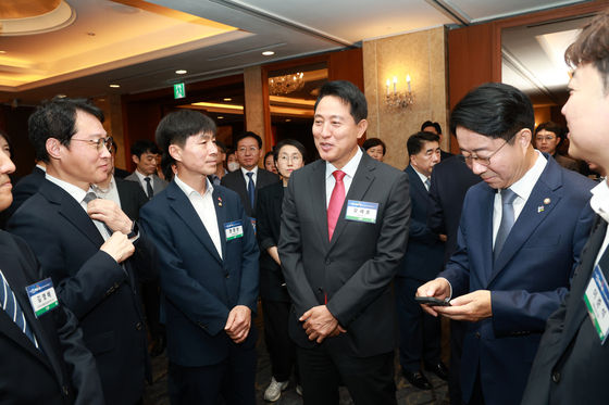 대화나누는 오세훈 시장