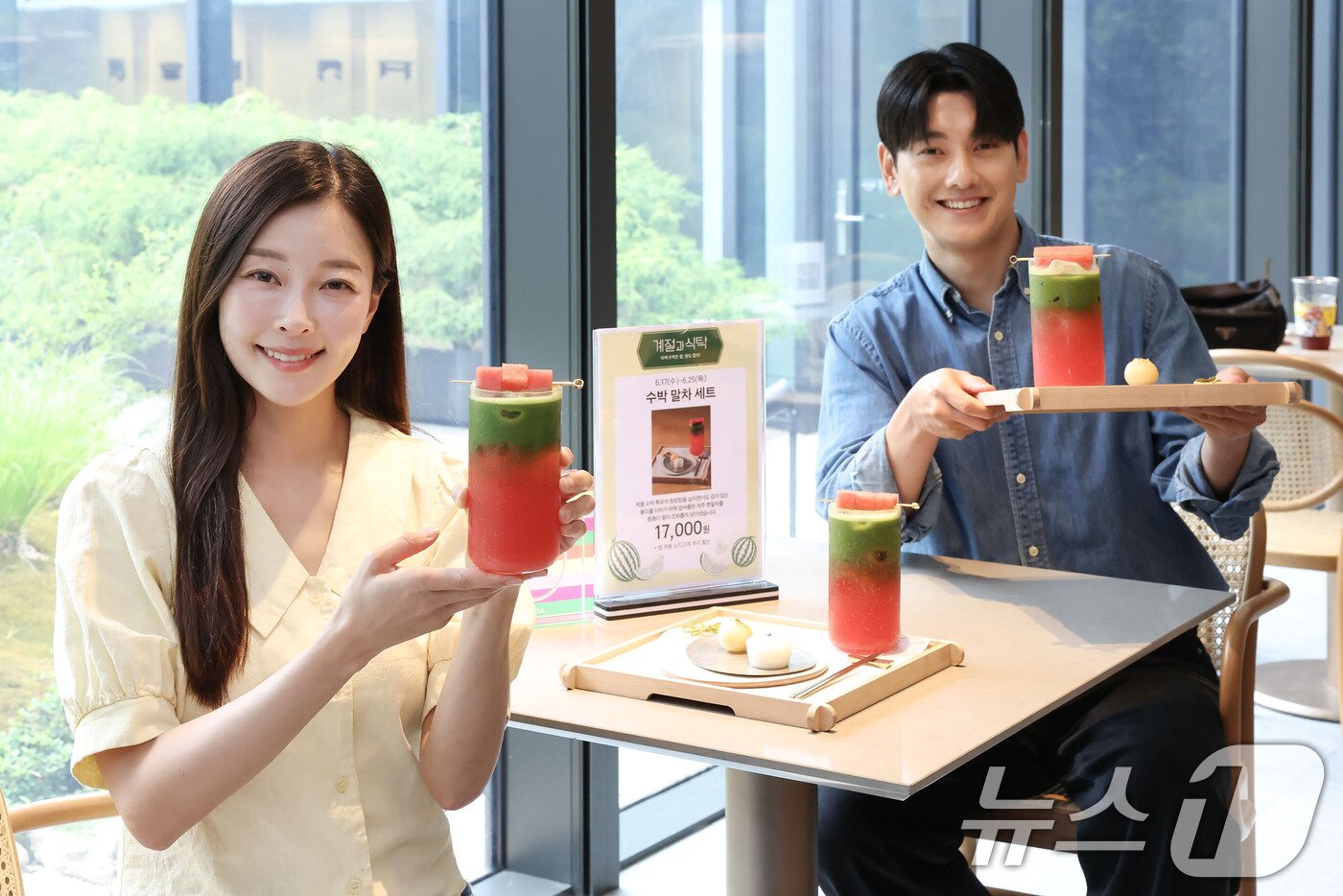 본문 이미지 - 서울 중구 신세계백화점 본점 하우스오브신세계 디저트살롱에서 모델들이 제철 수박과 제주 햇 말차를 활용한 여름 한정 메뉴를 소개하고 있다. (신세계백화점 제공. 재판매 및 DB금지) 