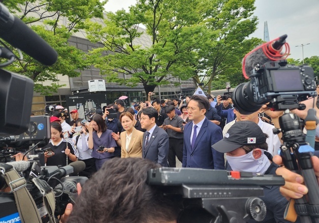 잠실개표소 봉쇄 13일째…與, "빨갱이 나가라" 시위대 반발에 철수