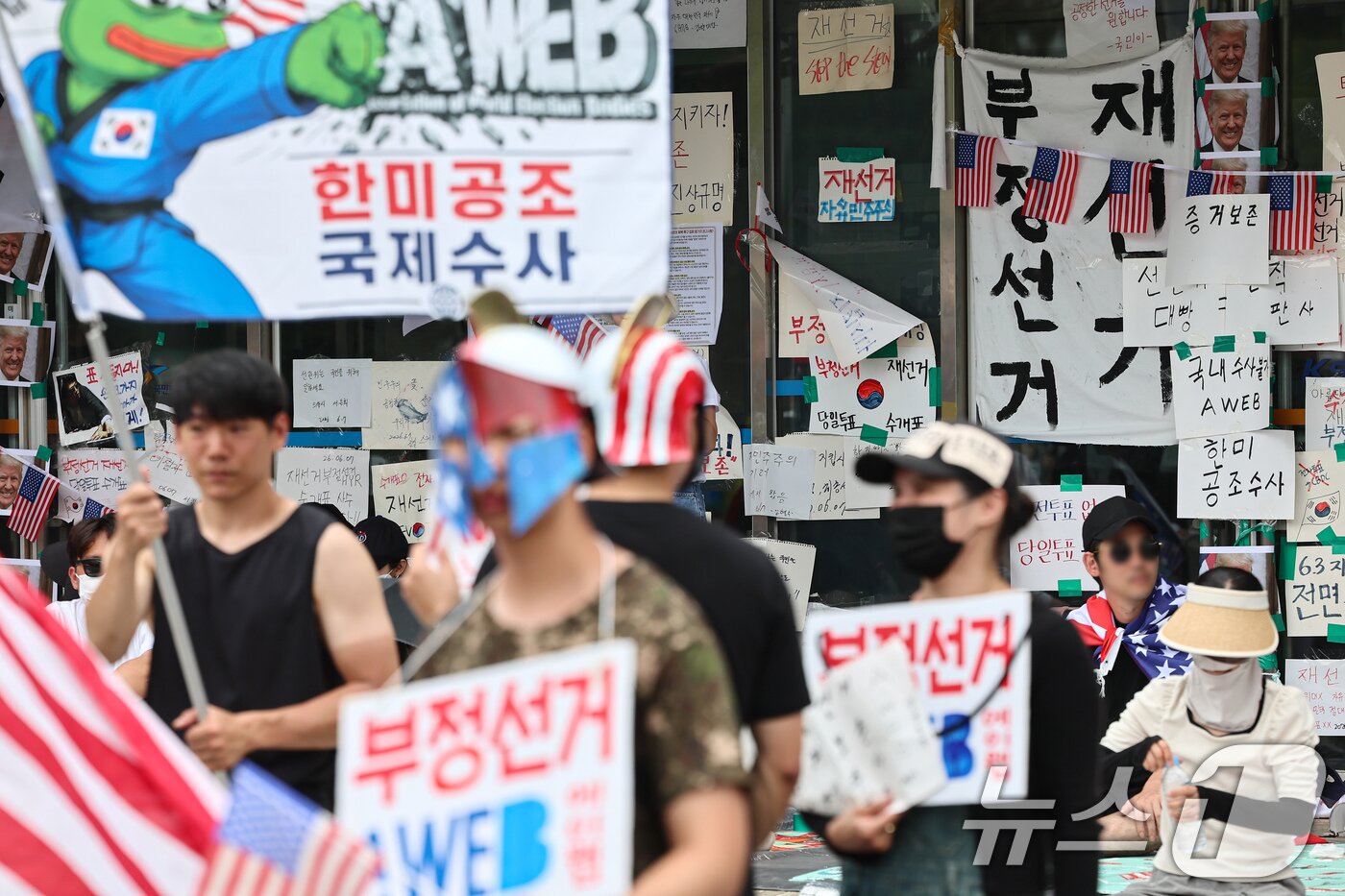 본문 이미지 - 제9회 전국동시지방선거 투표용지 부족 사태를 규탄하는 개표소 봉쇄 시위가 계속된 17일 서울 송파구 올림픽공원 핸드볼경기장 앞에서 시민들이 재선거 등을 요구하고 있다. 2026.6.17 ⓒ 뉴스1 김도우 기자