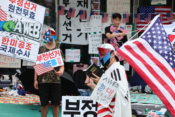 여야 중재 시도도 무산된 개표소…재선거·음모론 구호 뒤섞여(종합)
