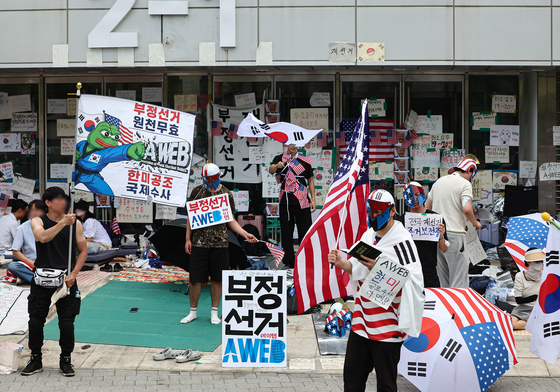 계속되는 잠실 개표소 봉쇄 시위