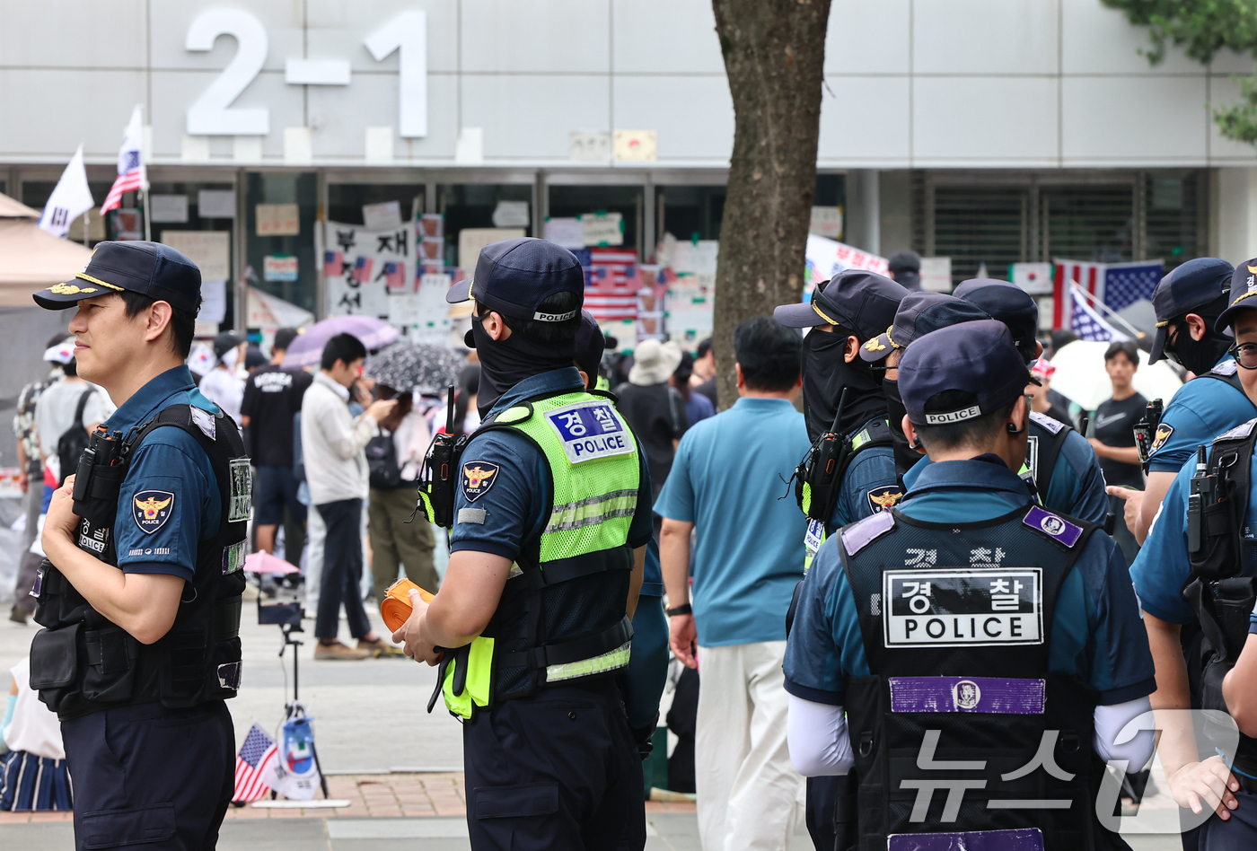 (서울=뉴스1) 김도우 기자 = 제9회 전국동시지방선거 투표용지 부족 사태를 규탄하는 개표소 봉쇄 시위가 계속된 17일 서울 송파구 올림픽공원 핸드볼경기장 앞에서 경찰들이 대기하고 …